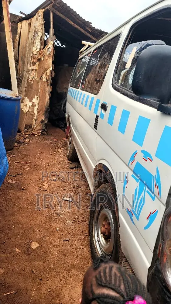 Toyota HiAce 1999 White