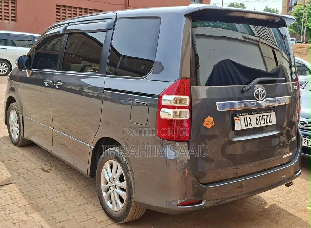 Toyota Noah 2.0 158hp AWD (8 Seater) 2012 Gray