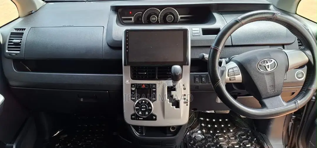 Toyota Noah 2.0 158hp AWD (8 Seater) 2012 Gray