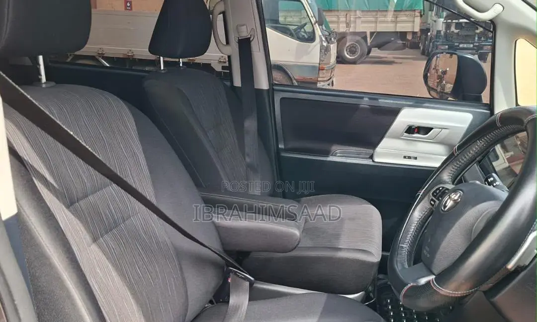 Toyota Noah 2.0 158hp AWD (8 Seater) 2012 Gray