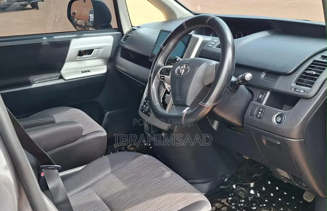 Toyota Noah 2.0 158hp AWD (8 Seater) 2012 Gray