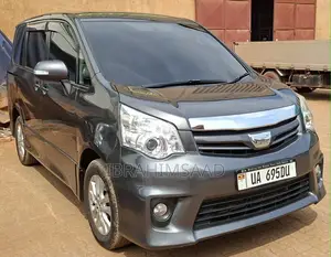 Toyota Noah 2.0 158hp AWD (8 Seater) 2012 Gray