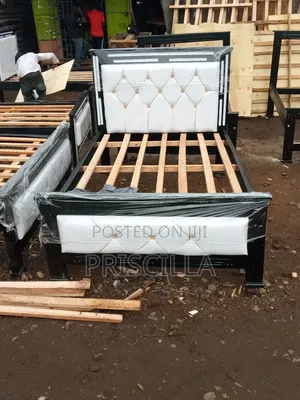 5by6 Bed With White Leather