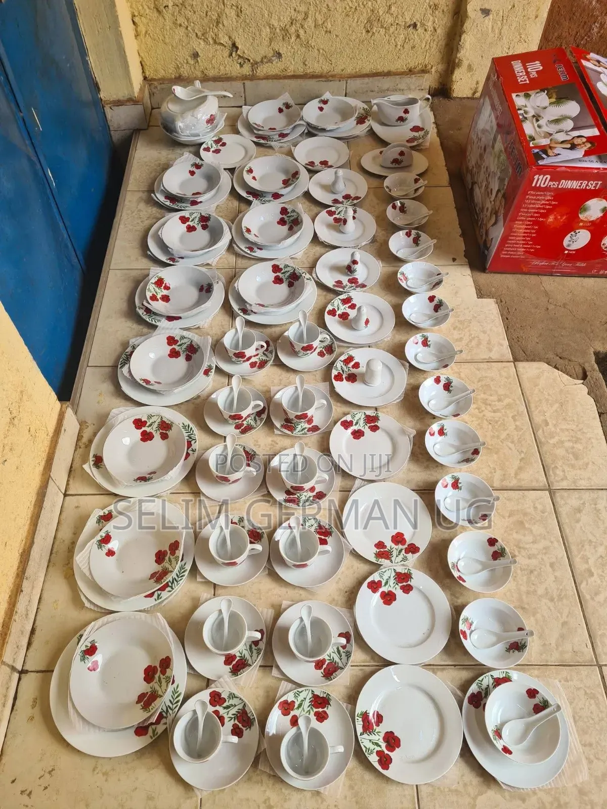 ​Exquisite 117-Piece Floral Dinnerware Set for Sale!