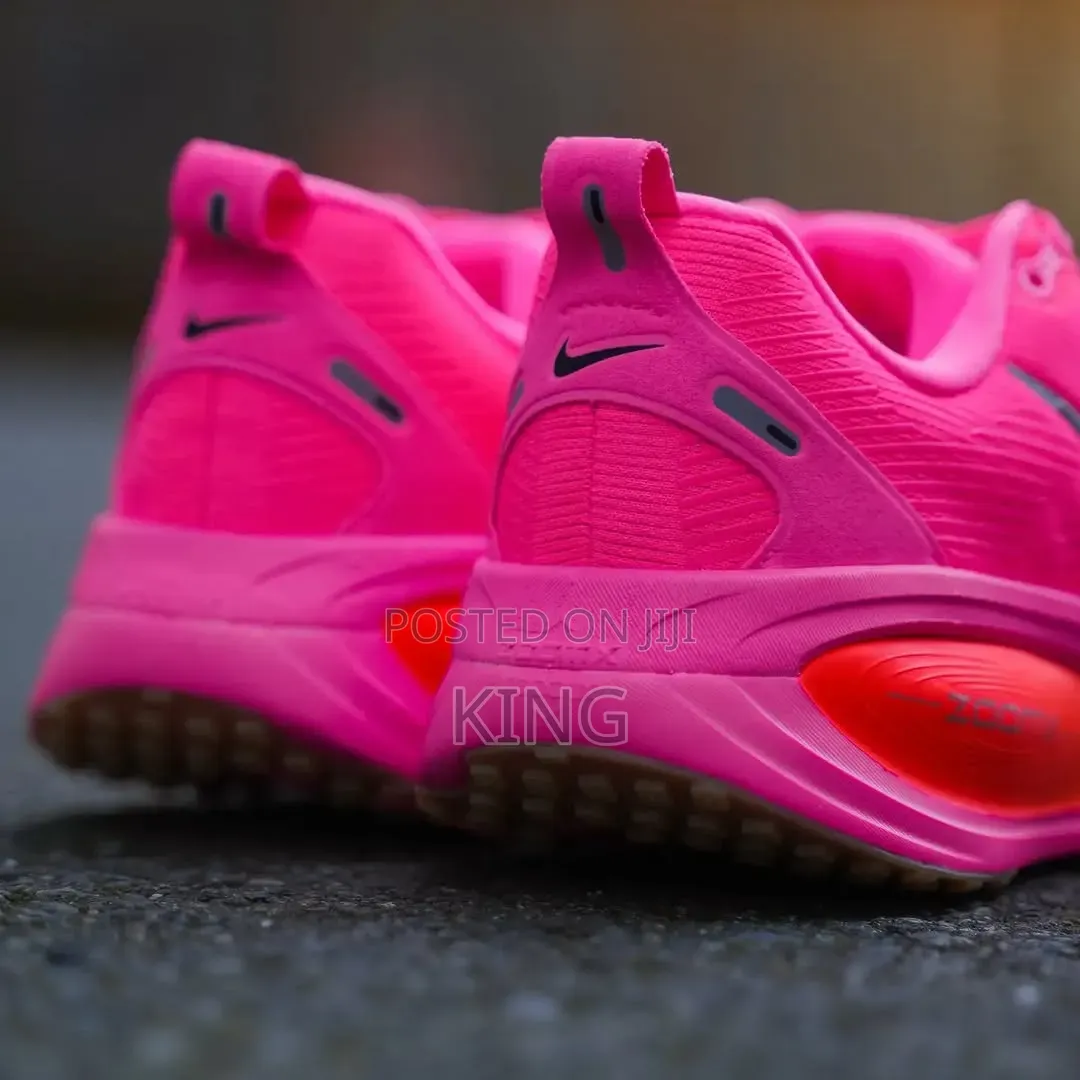 Nike Vomero 18 in Digital Pink Sneakers