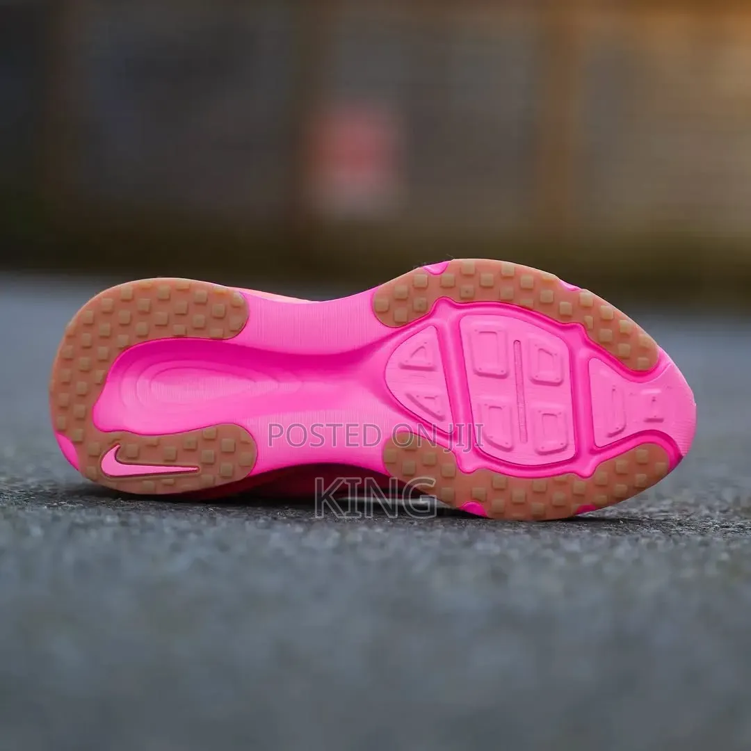 Nike Vomero 18 in Digital Pink Sneakers