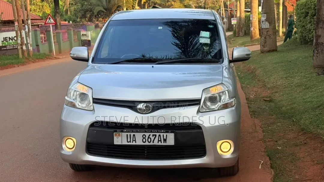 Toyota Sienta 2012 Silver