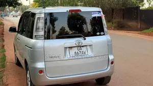 Toyota Sienta 2012 Silver