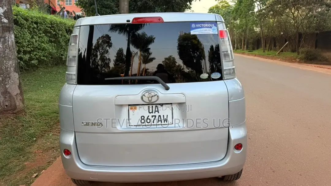Toyota Sienta 2012 Silver