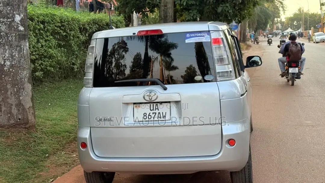 Toyota Sienta 2012 Silver