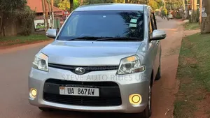 Toyota Sienta 2012 Silver