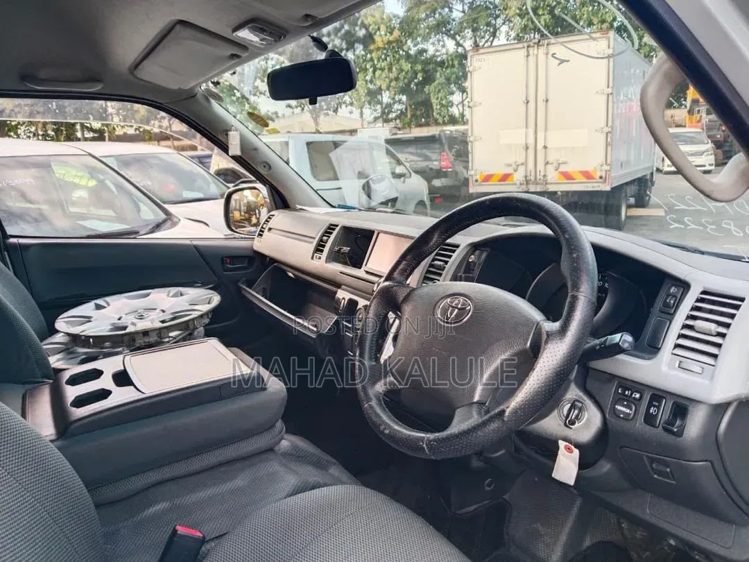 Toyota HiAce 2013 Silver