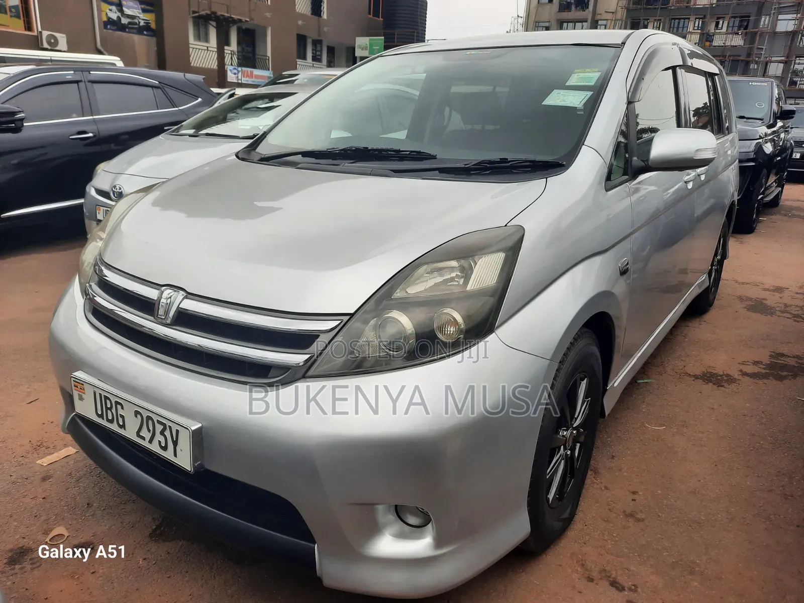 Toyota ISIS 2009 Silver