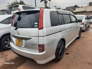Toyota ISIS 2009 Silver