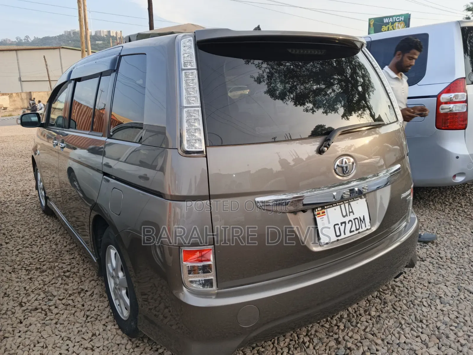 Toyota ISIS 2011 Gray
