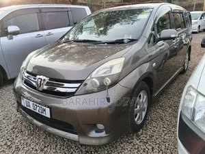 Toyota ISIS 2011 Gray