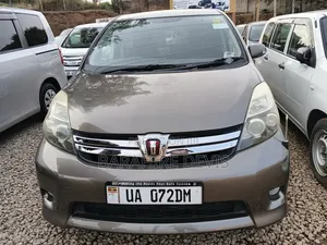 Toyota ISIS 2011 Gray