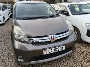 Toyota ISIS 2011 Gray
