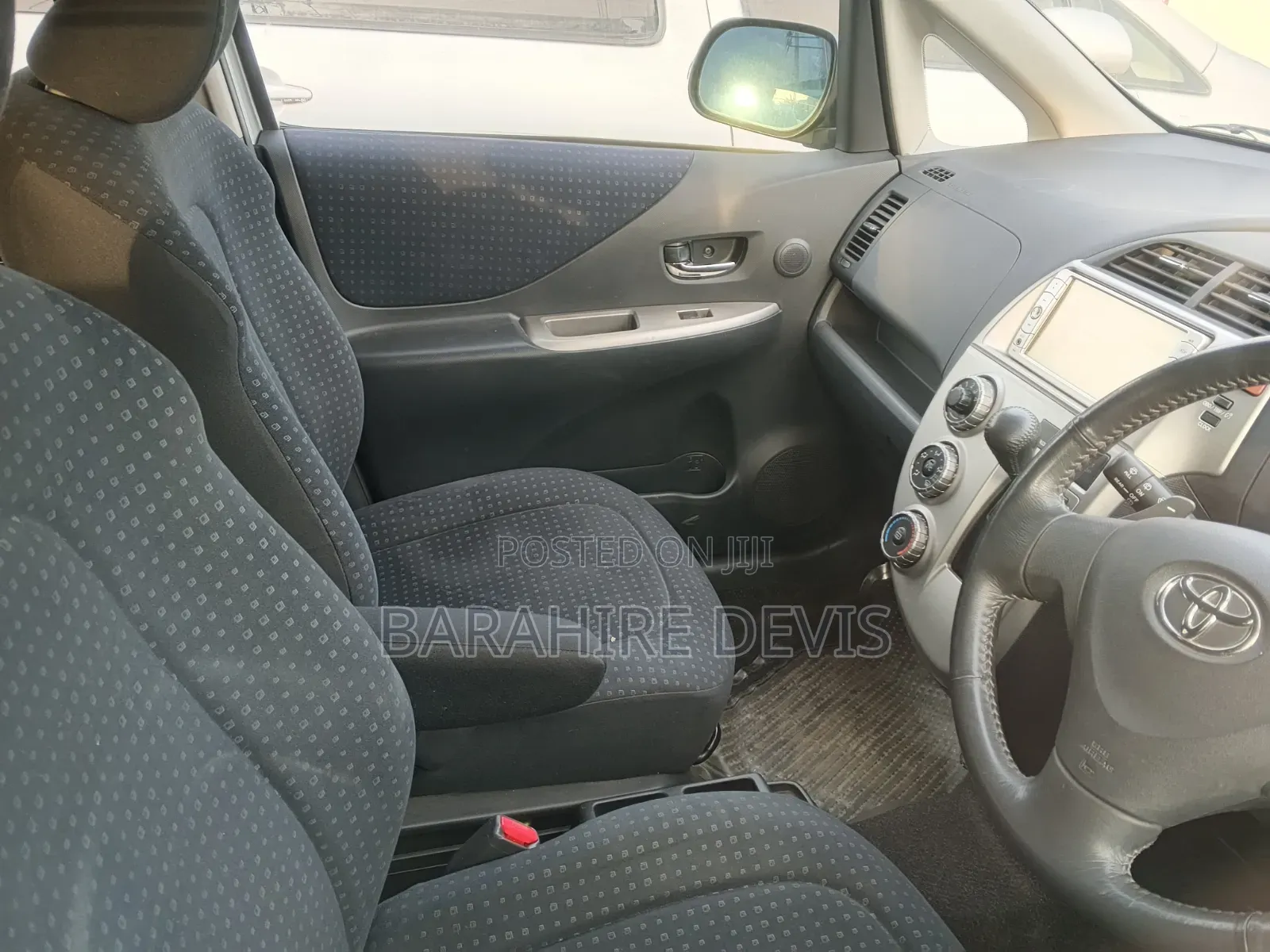 Toyota Ractis 2010 Silver