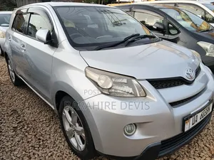 Toyota IST 2011 Silver