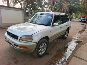 Toyota RAV4 Base FWD 1997 White