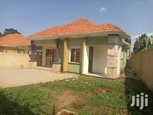 Kira Posh House in Tarmacked Neighborhood on Sell