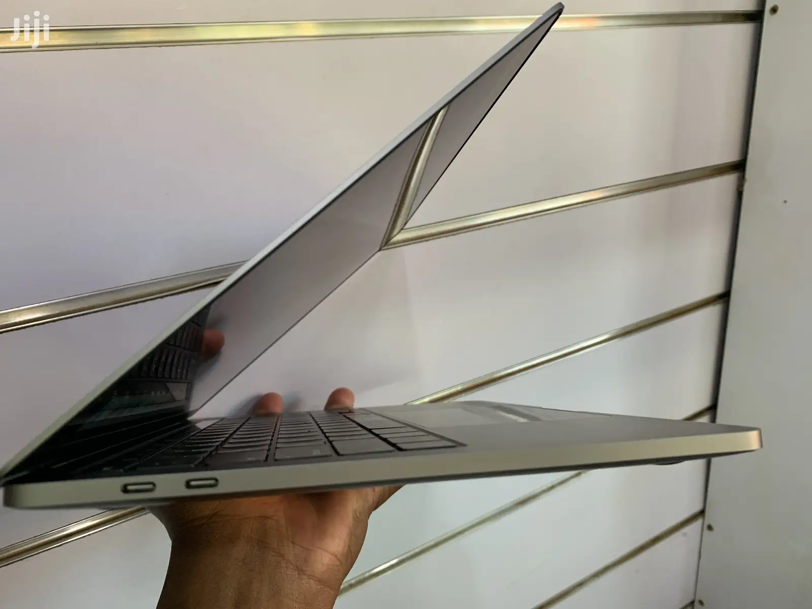 New Laptop Apple MacBook Pro 8GB Intel Core i5 SSD 256GB