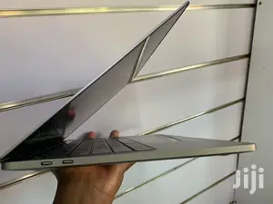 New Laptop Apple MacBook Pro 8GB Intel Core i5 SSD 256GB