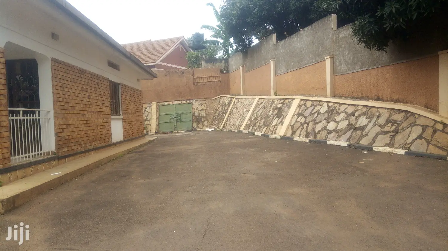 Spacious Banglow