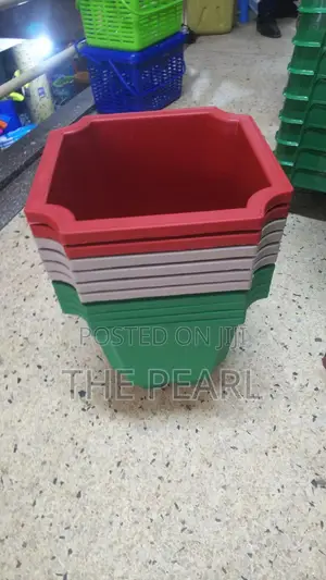 Squared Plastic Flower Pots