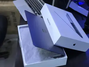 New Laptop Apple MacBook Pro 2018 8GB Intel Core I5 SSD 256GB