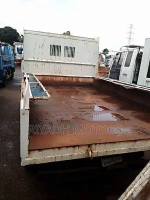Isuzu Forward Model 2005
