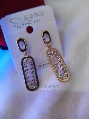 Nice and Adorable Earpins Available for the Ladies