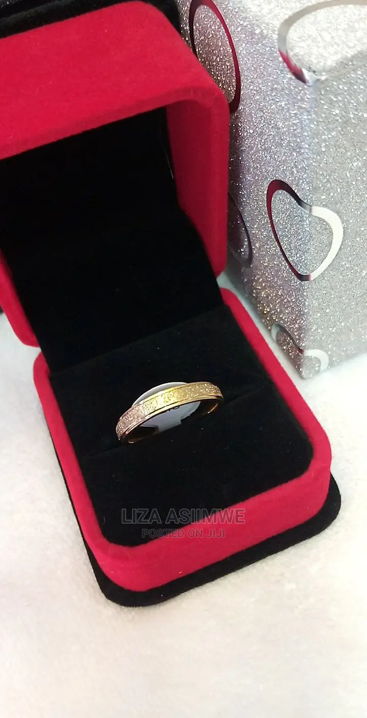 Wedding Rings Available at a Cheap Price With a Ring Box