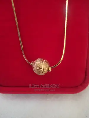 Simple Lady Necklaces Available With the Gift Box