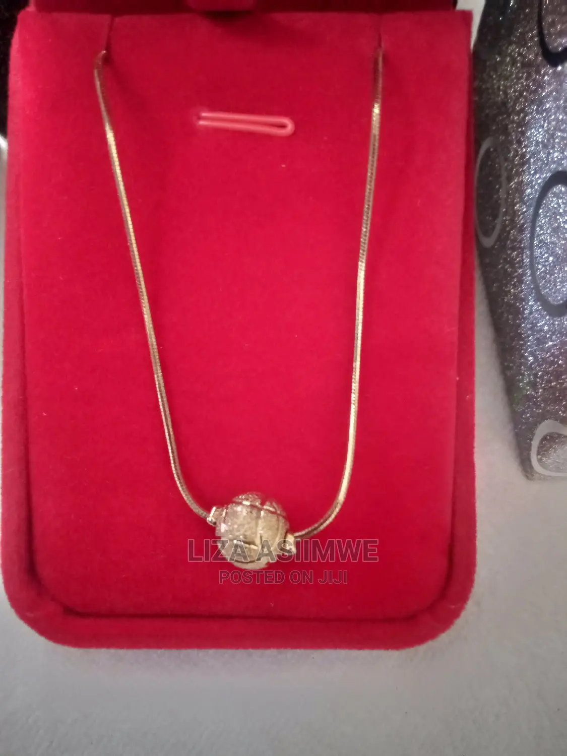 Simple Lady Necklaces Available With the Gift Box
