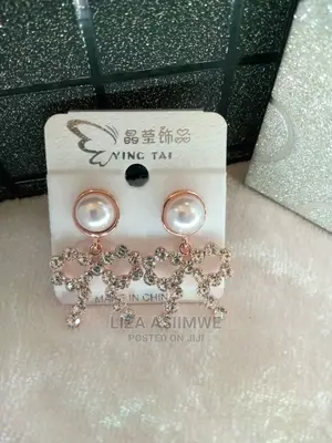 Simple Lady Earpins Available