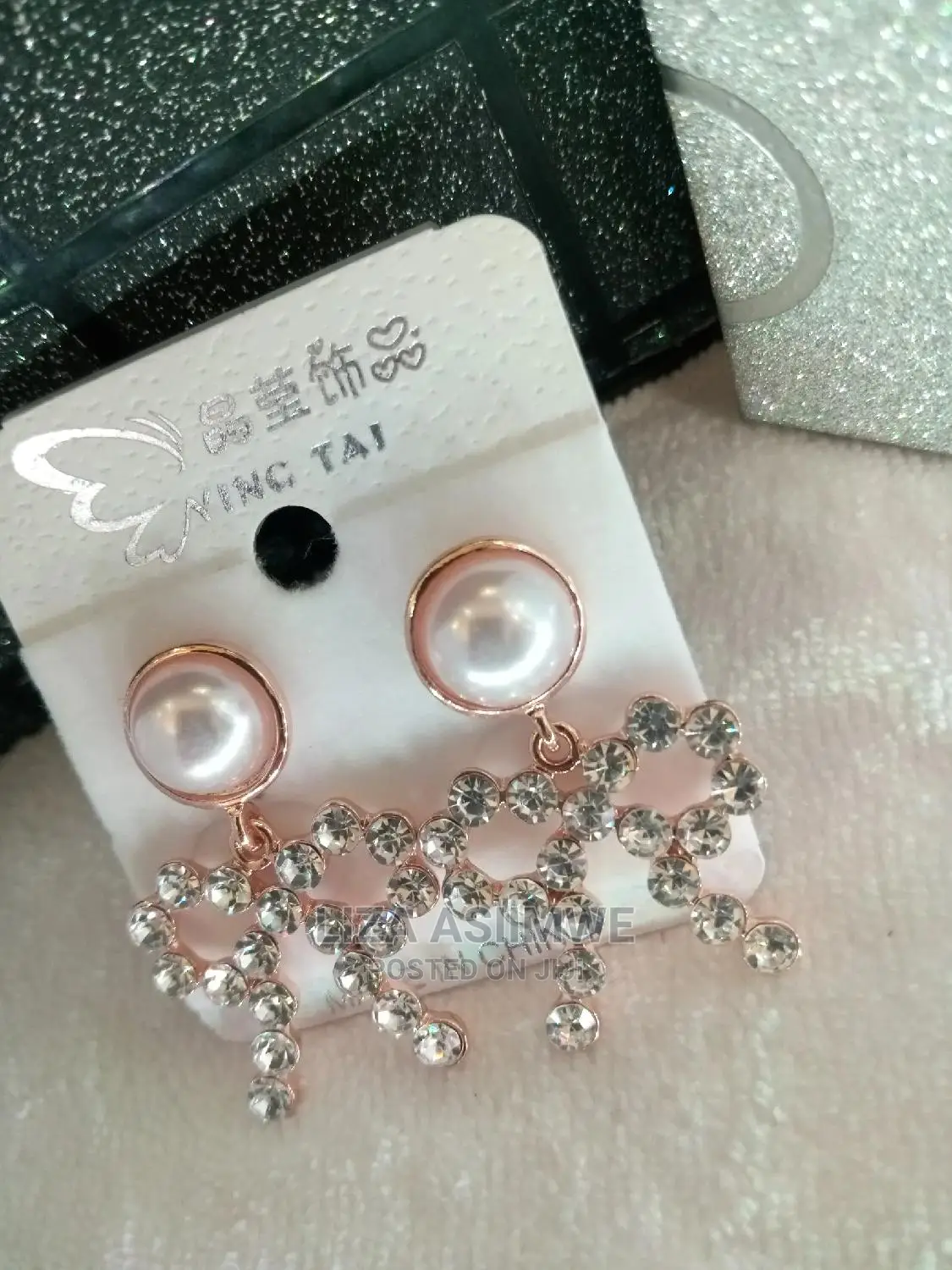Simple Lady Earpins Available