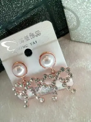 Simple Lady Earpins Available