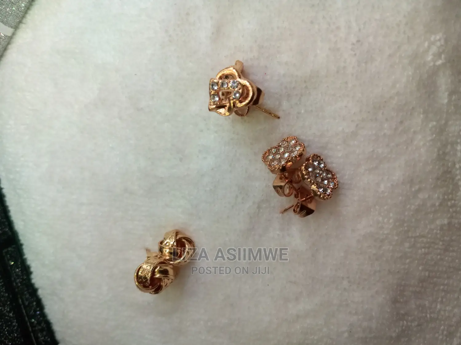 Simple Lady Earpins Available