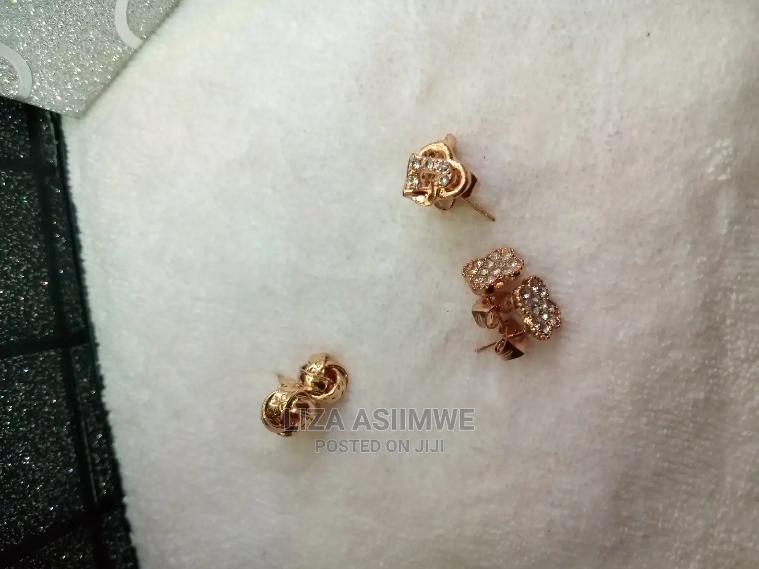 Simple Lady Earpins Available