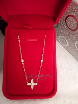 Simple and Unique Lady Necklaces Available With the Box