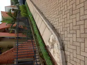 Furnished 4bdrm Villa in Kesington City, Central Division for Sale
