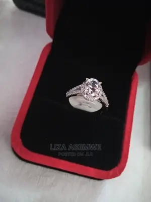 Quality Engagement Ring Available With the Ring Box
