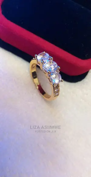 Quality Engagement Rings Available With the Ring Box as Well