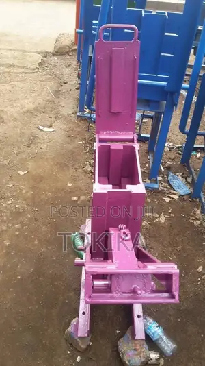 Interlocking Bricks Machine