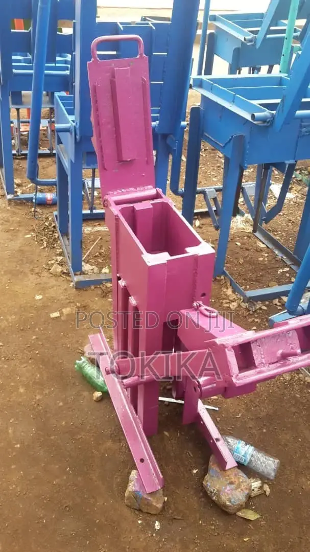 Interlocking Bricks Machine