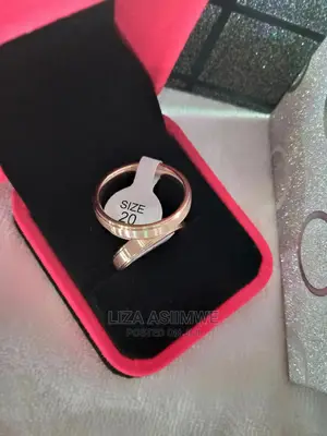 Quality Plain Wedding Rings Available With the Ring Box