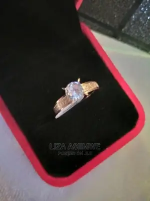 Engagement Rings Available With a Ring Box